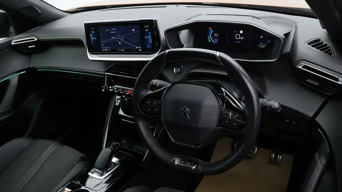 2020-peugeot-2008-suv-e-gt-big-8
