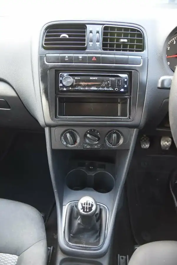 2010-volkswagen-polo-12-s-5d-big-34