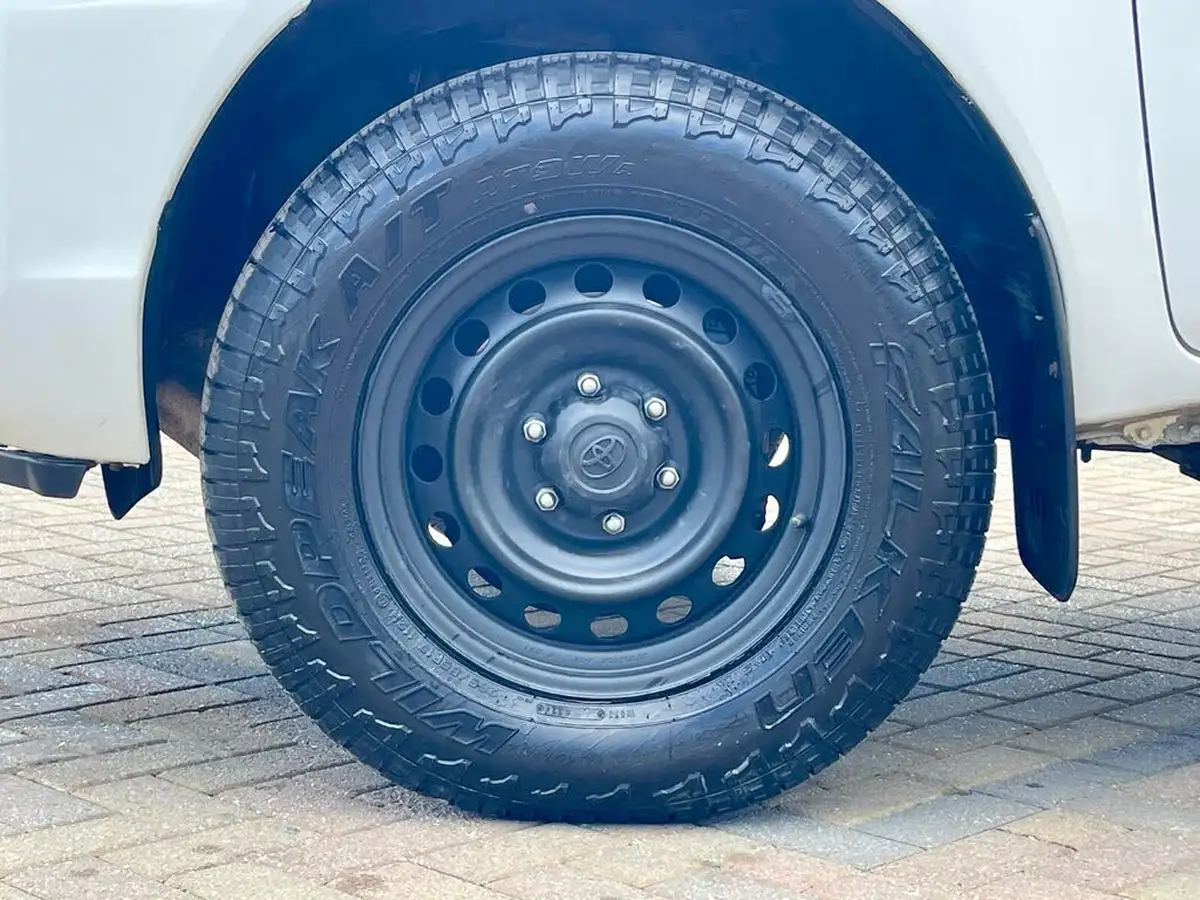 2021-toyota-hi-lux-24d-4d-active-150hpeu6dt-e-double-pick-up-big-58