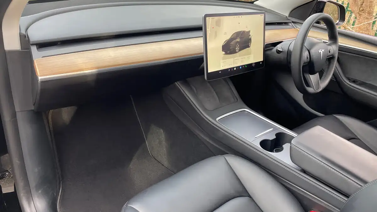 2022-tesla-model-y-e-long-range-big-9