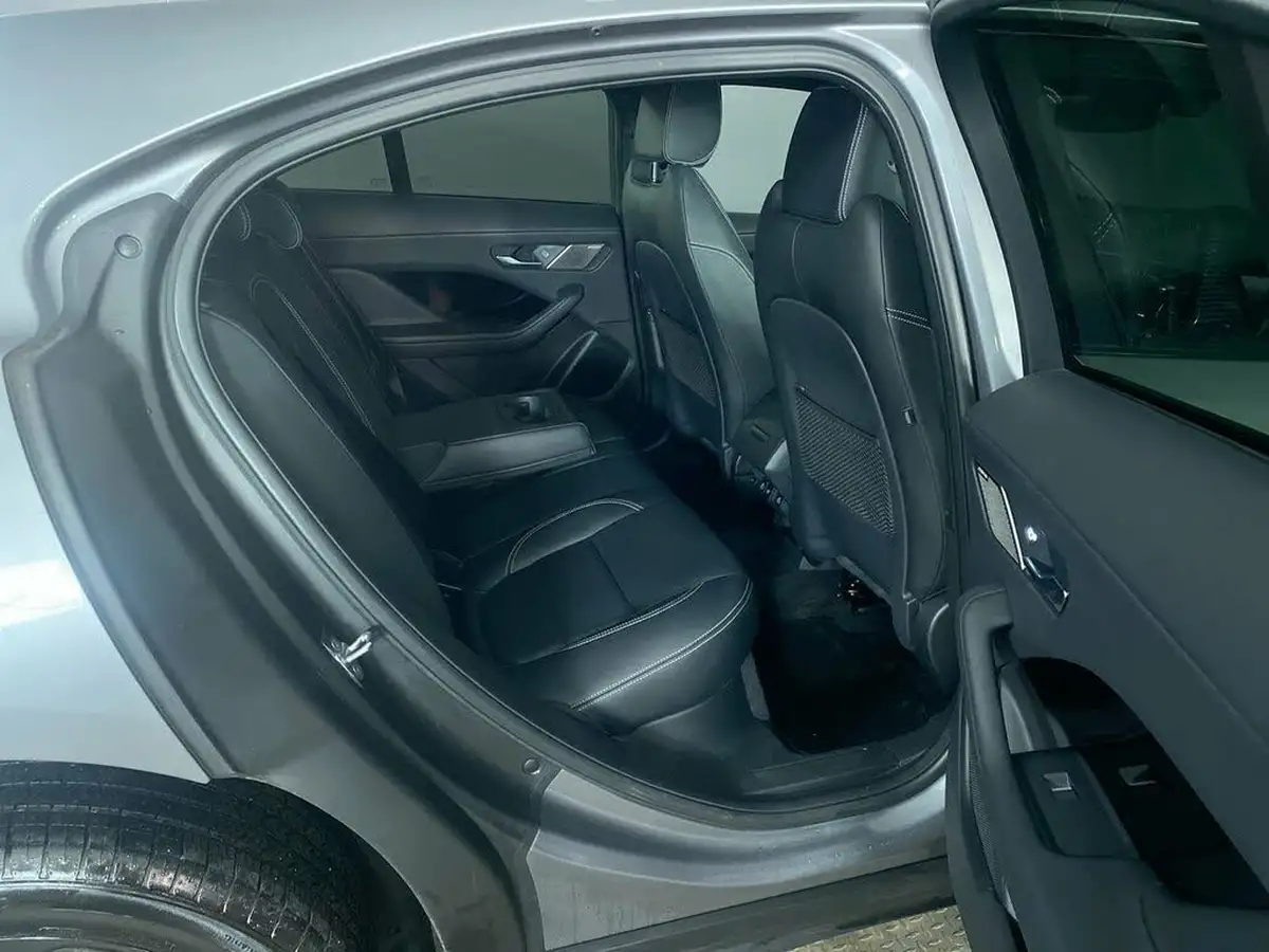 2022-jaguar-i-pace-ev400-black-big-18