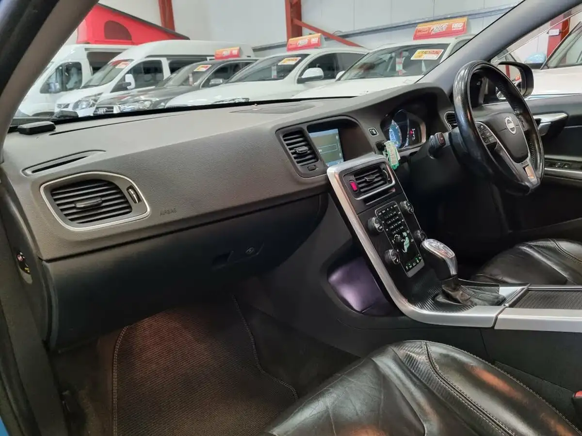 2012-volvo-v60-big-11