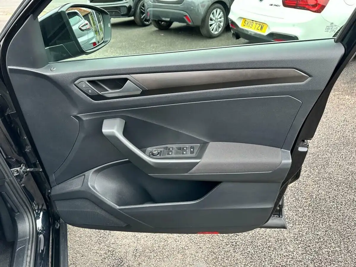 2019-volkswagen-t-roc-15-tsi-se-dsg-big-9