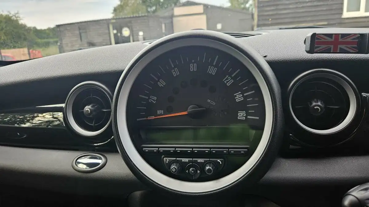 2011-mini-cooper-16-john-cooper-works-211bhp-coupe-3d-big-14
