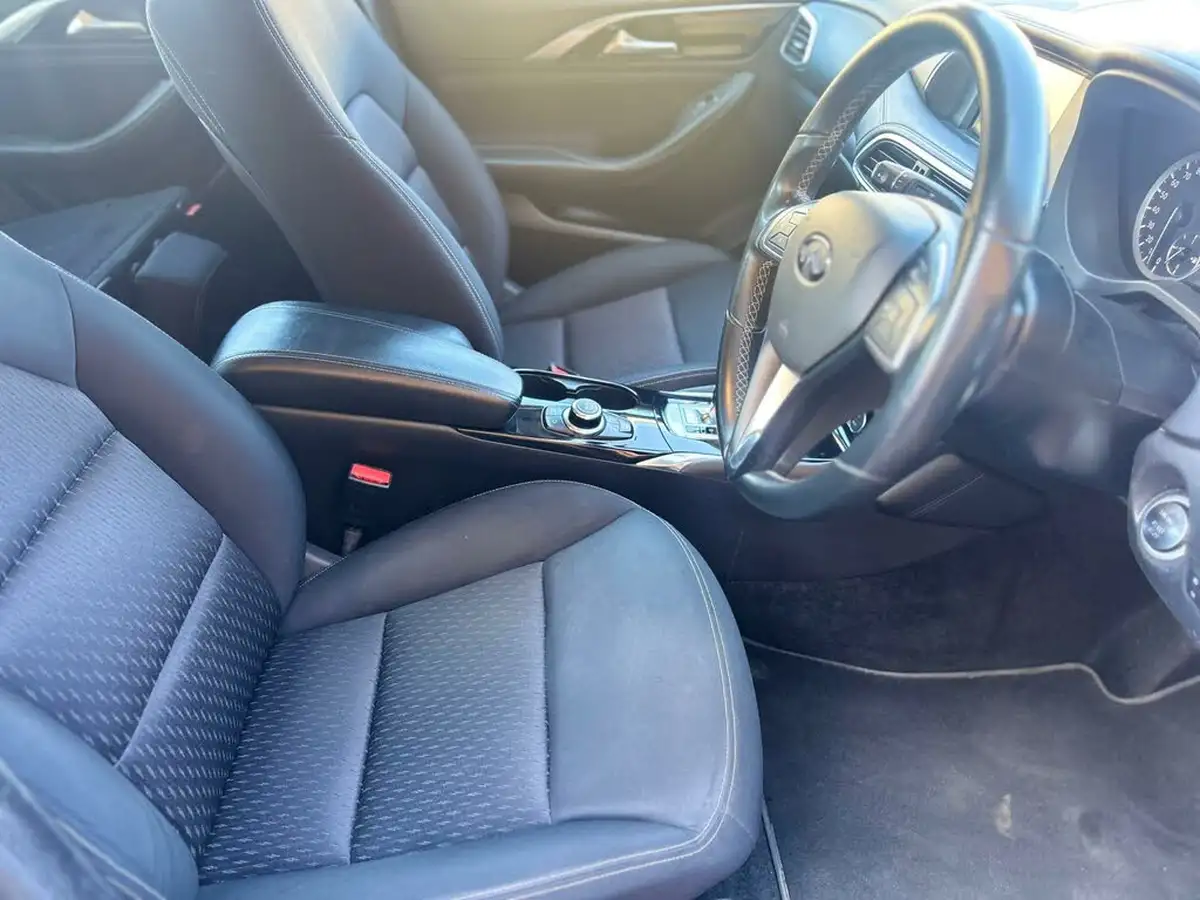 2016-infiniti-q30-22d-premium-awd-big-24