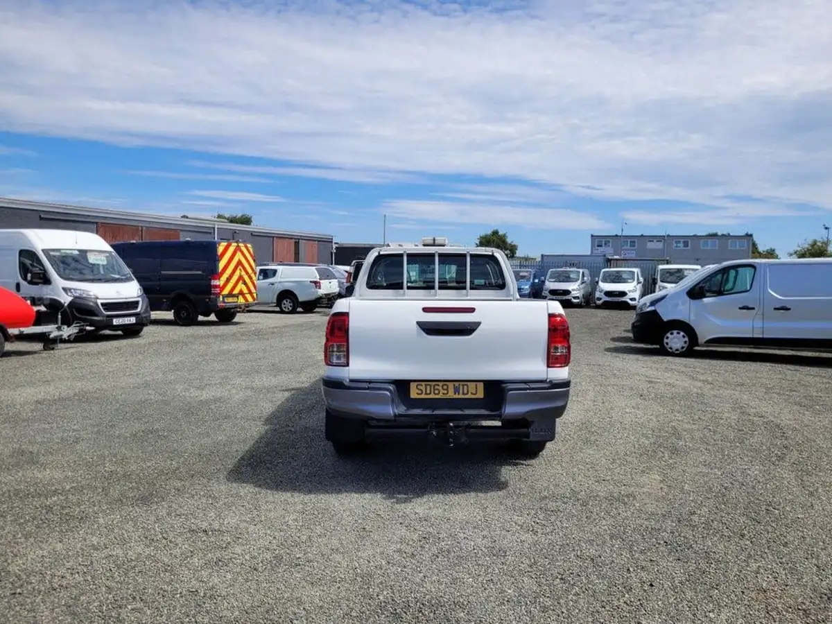 2019-toyota-hi-lux-24d-4d-active-150hpeu6dt-e-35t-double-pick-up-big-6