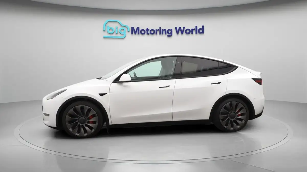 2024-tesla-model-y-e-performance-big-4