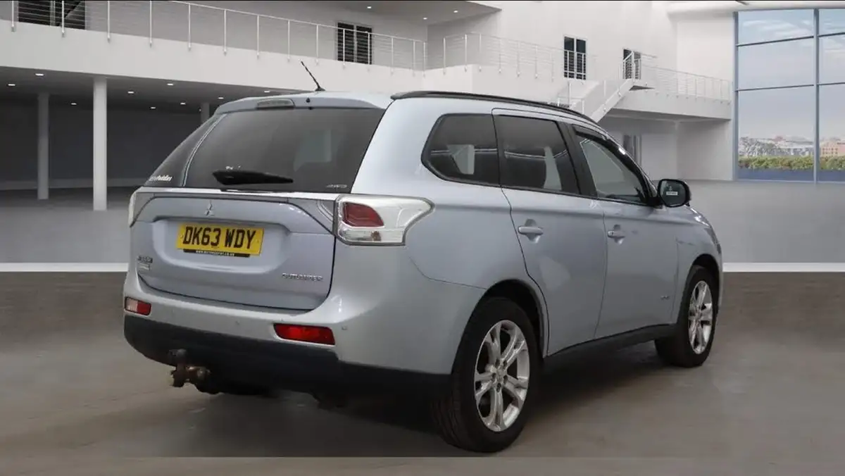 2013-mitsubishi-outlander-22di-d-gx3-7st-big-3