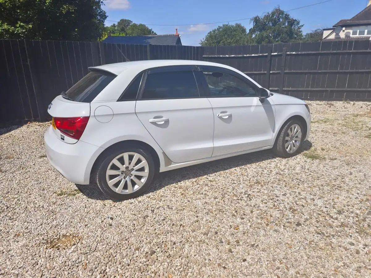 2013-audi-a1-big-7