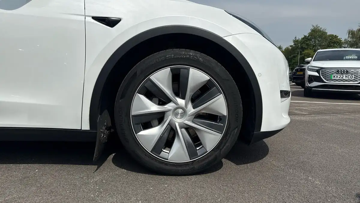 2022-tesla-model-y-e-long-range-big-19