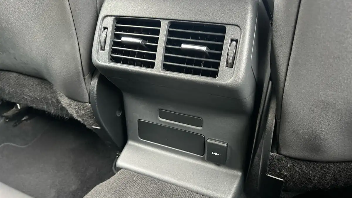 2022-land-rover-range-rover-velar-20-d200-velar-big-17