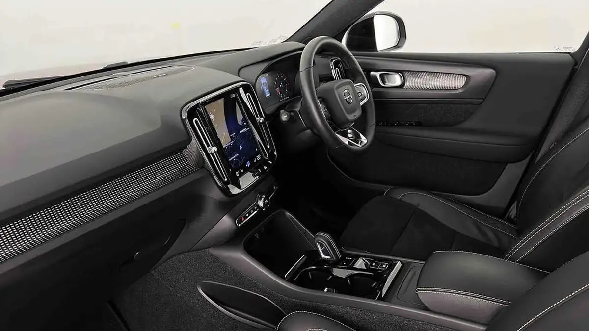2022-volvo-xc40-15-t3-r-design-auto-big-2