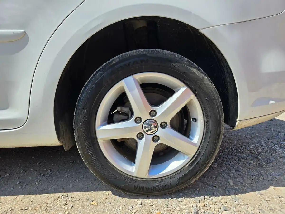 2014-volkswagen-touran-big-33