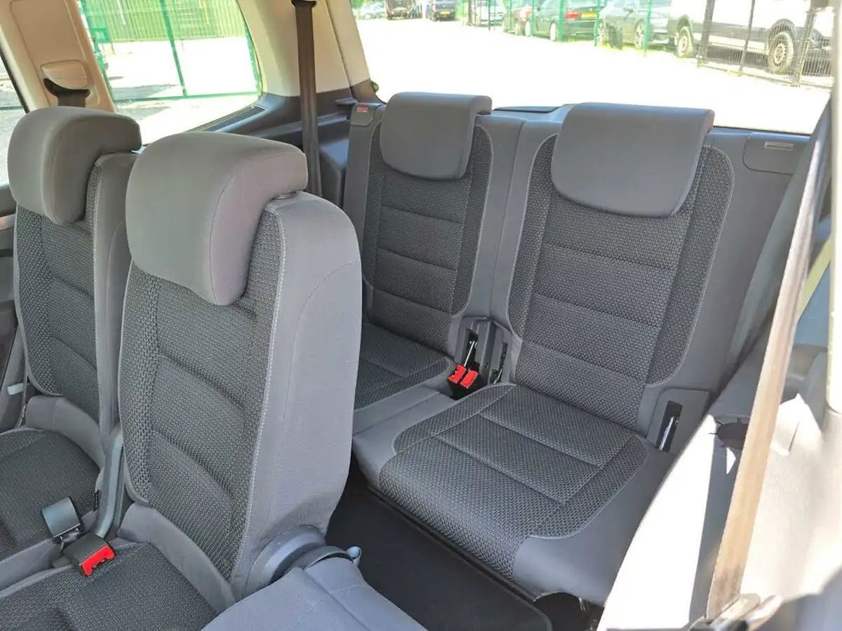 2014-volkswagen-touran-big-29