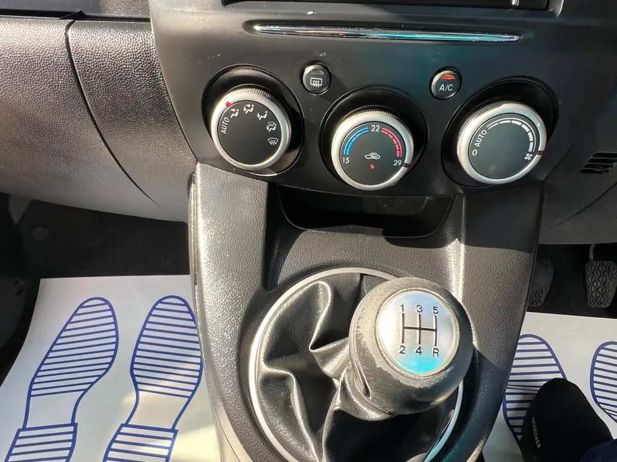 2013-mazda-mazda2-13-venture-big-23