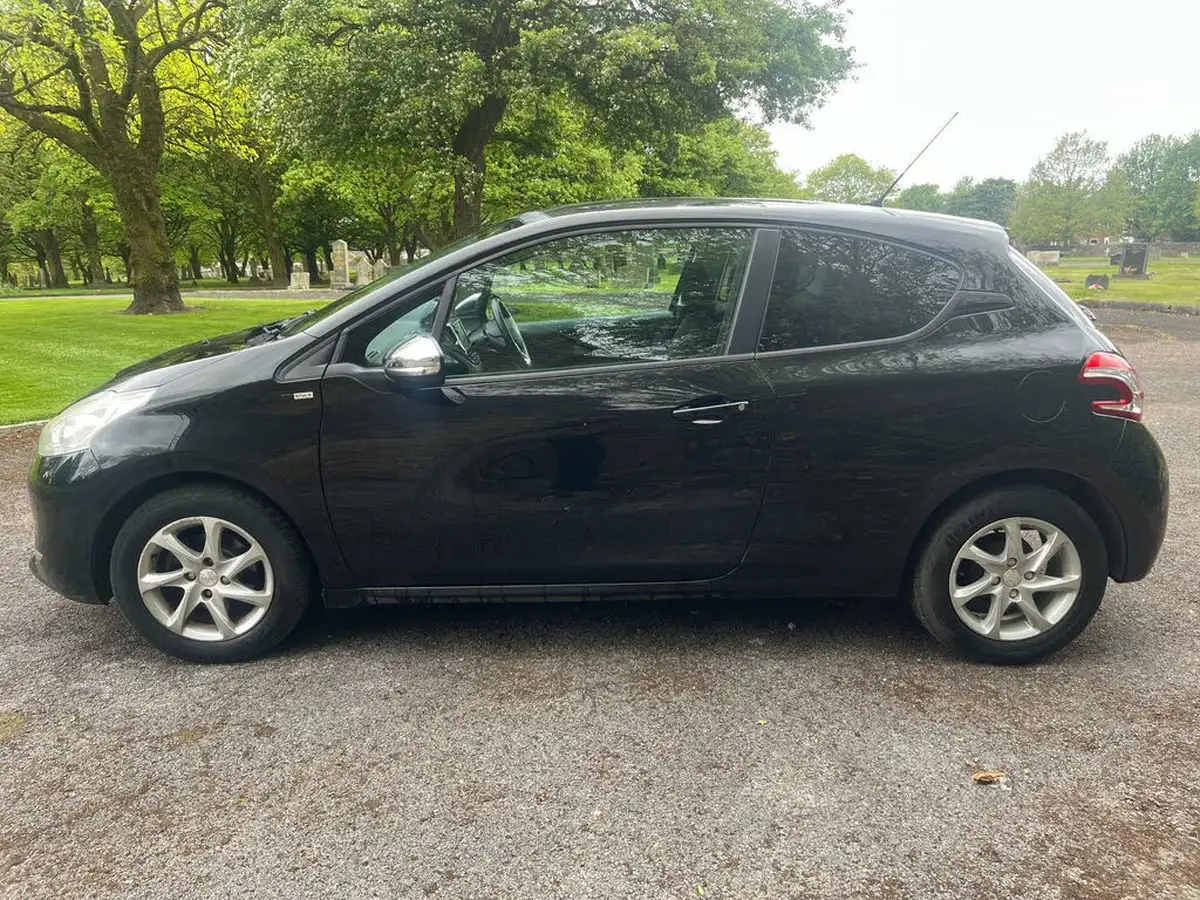 2015-peugeot-208-12-style-puretech-3d-big-48