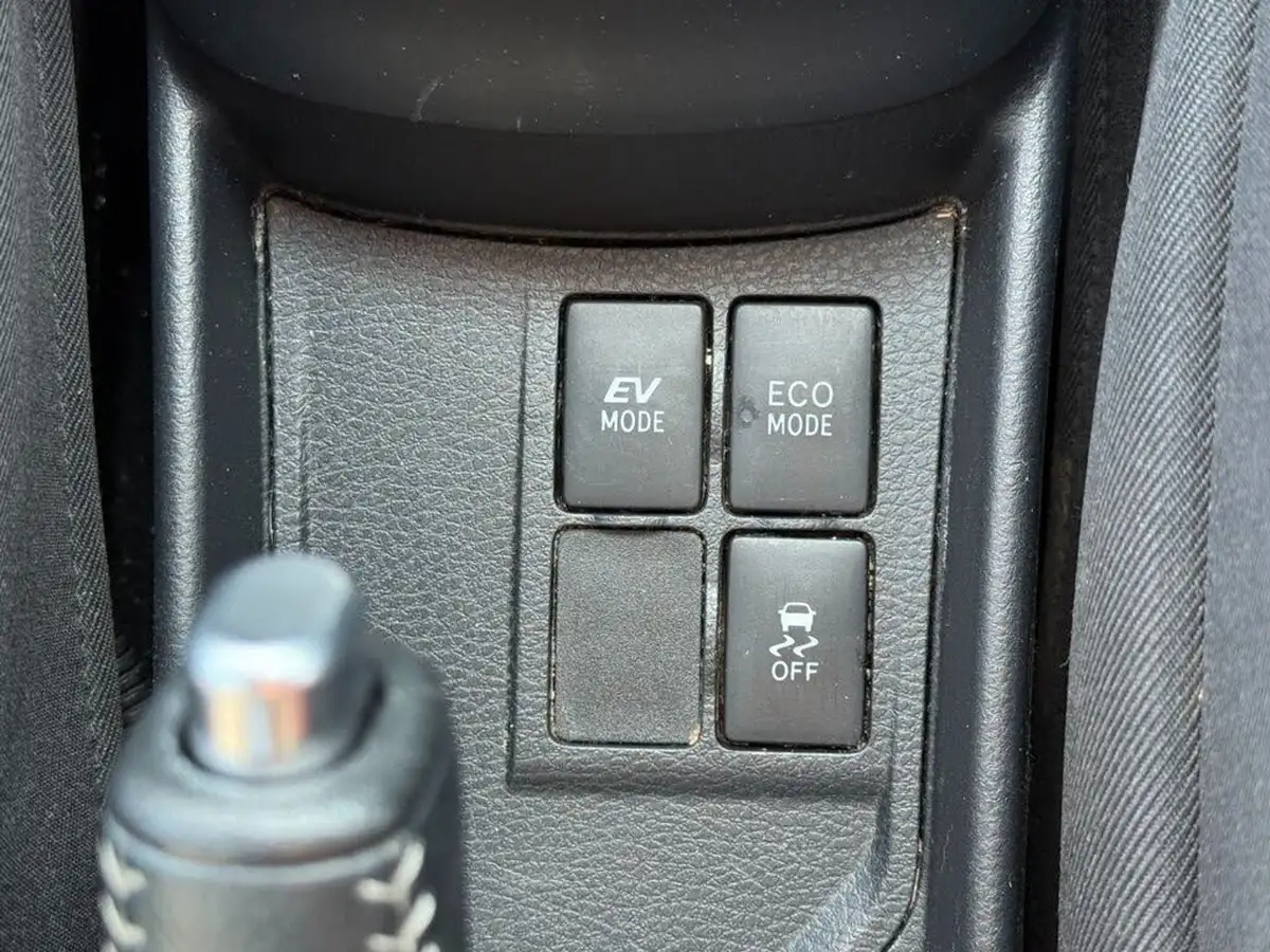 2018-toyota-yaris-15-vvt-i-design-hybrid-big-14