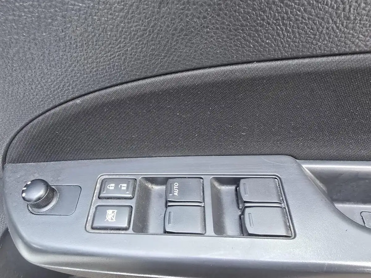2011-suzuki-swift-12-sz4-5d-big-12