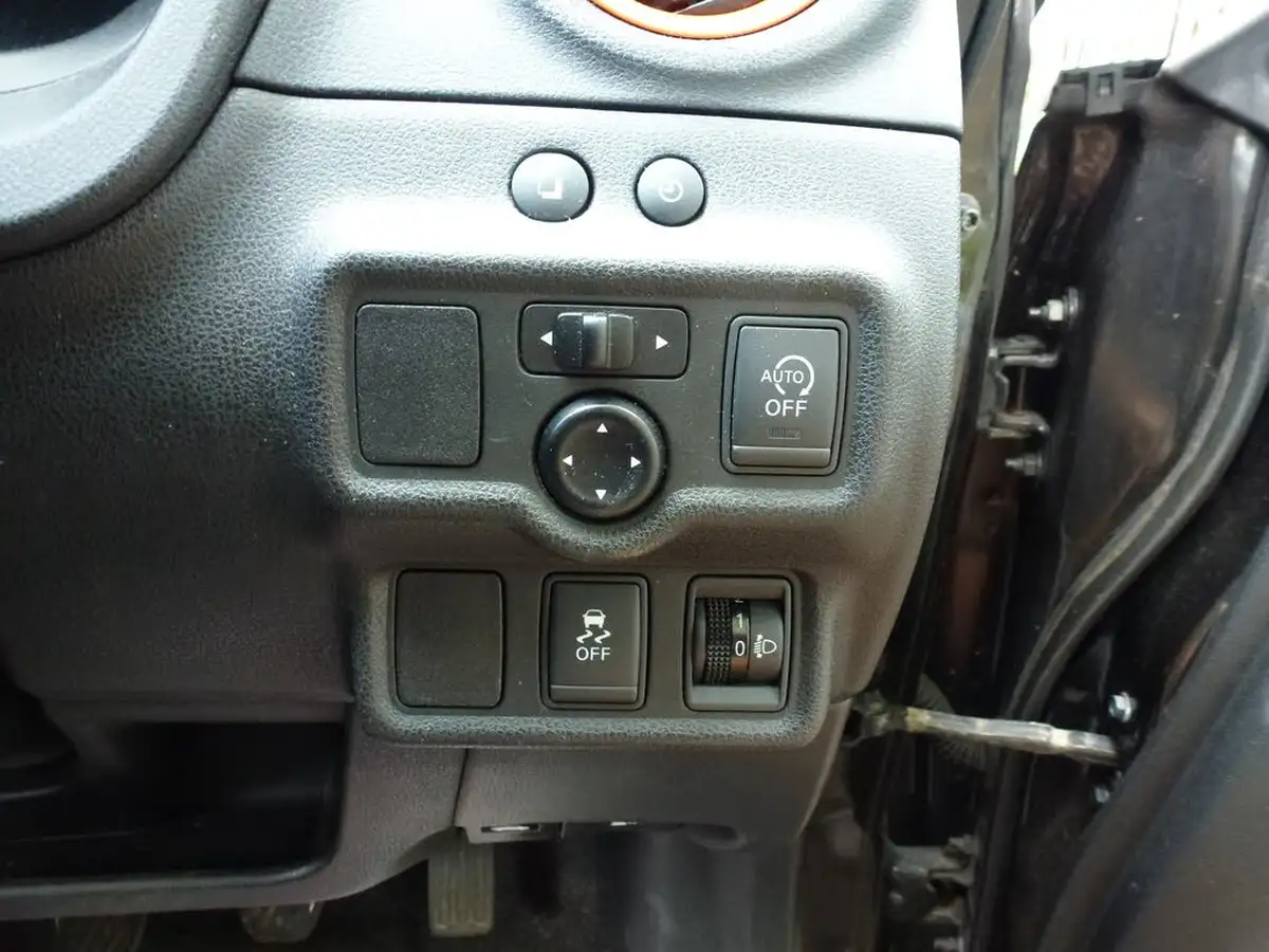 2016-nissan-note-12-black-edition-big-20