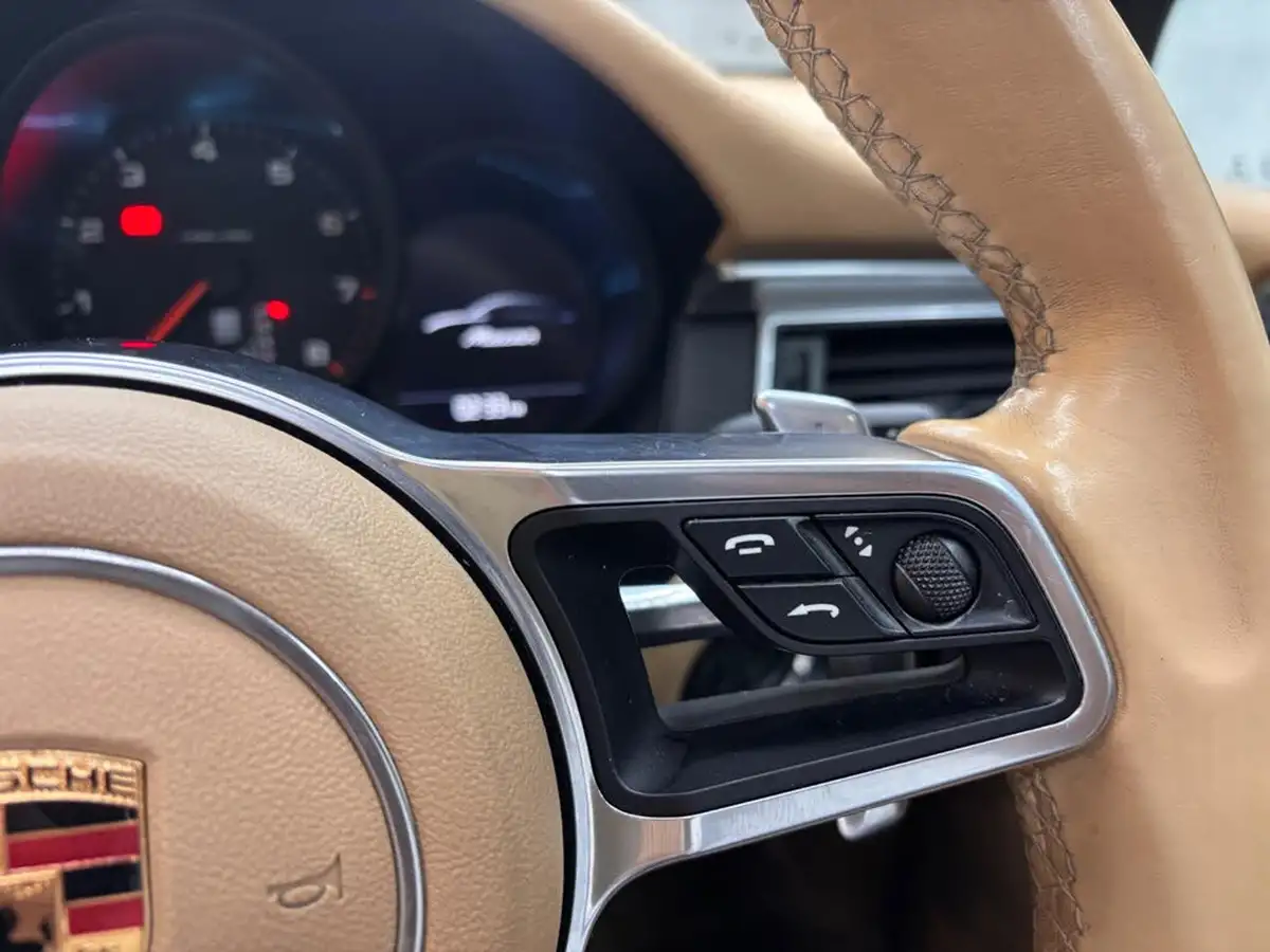 2016-porsche-macan-20-big-44