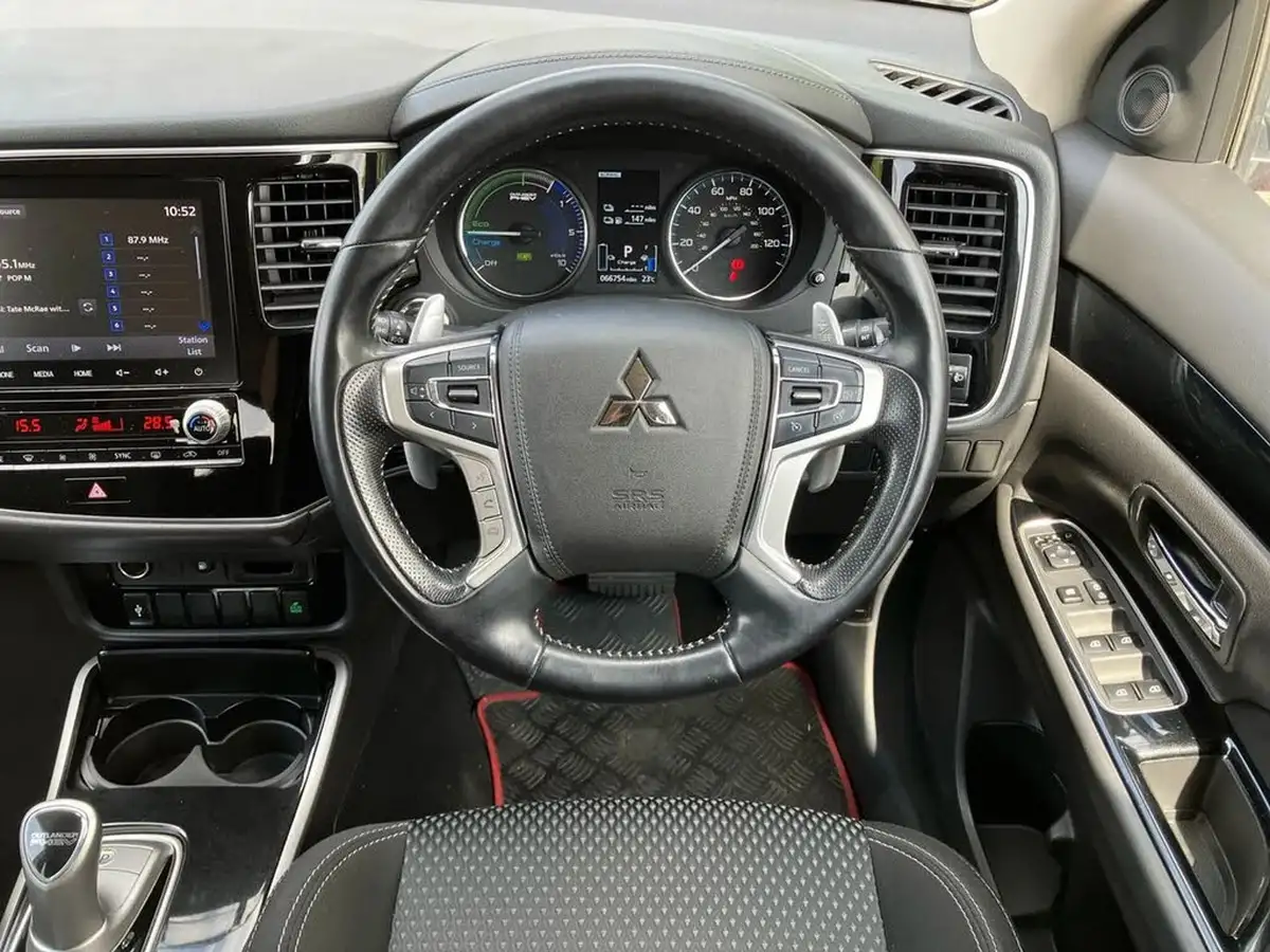 2020-mitsubishi-outlander-24-design-phev-big-16
