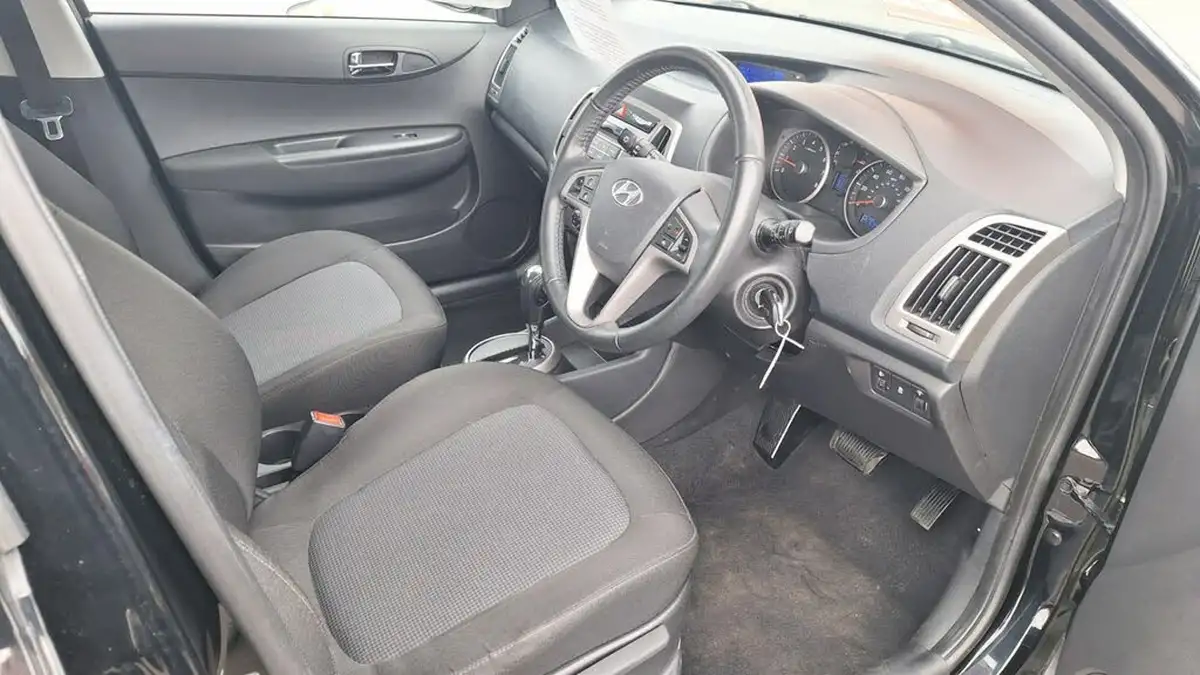 2013-hyundai-i20-14-active-100ps-auto-big-5