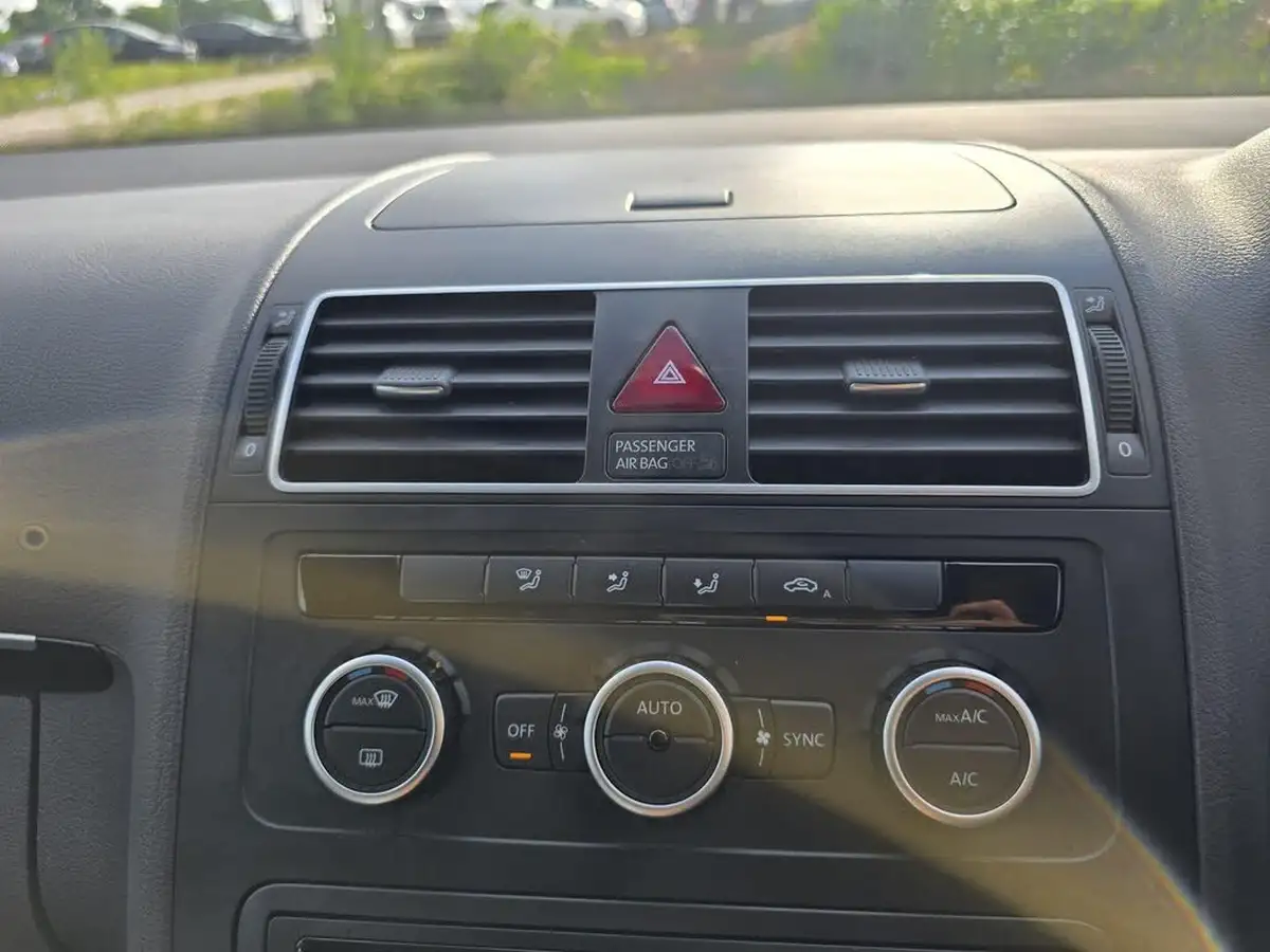 2014-volkswagen-touran-big-30