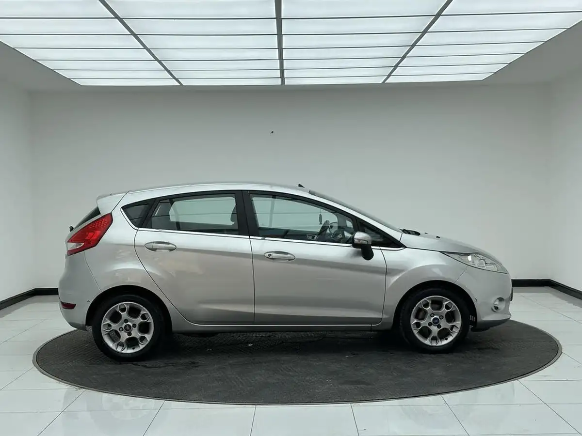 2012-ford-fiesta-125-zetec-5d-big-6
