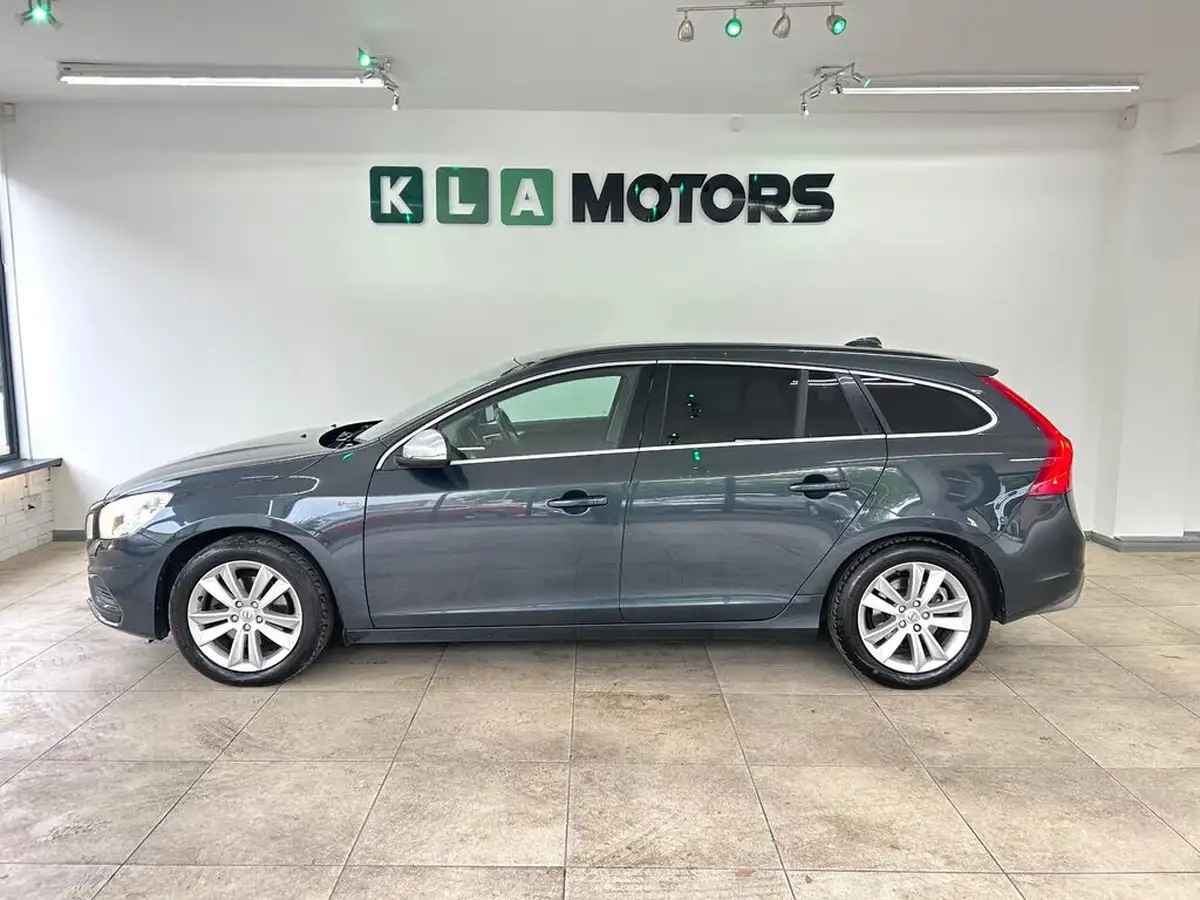 2012-volvo-v60-16td-r-design-115bhp-ss-big-1