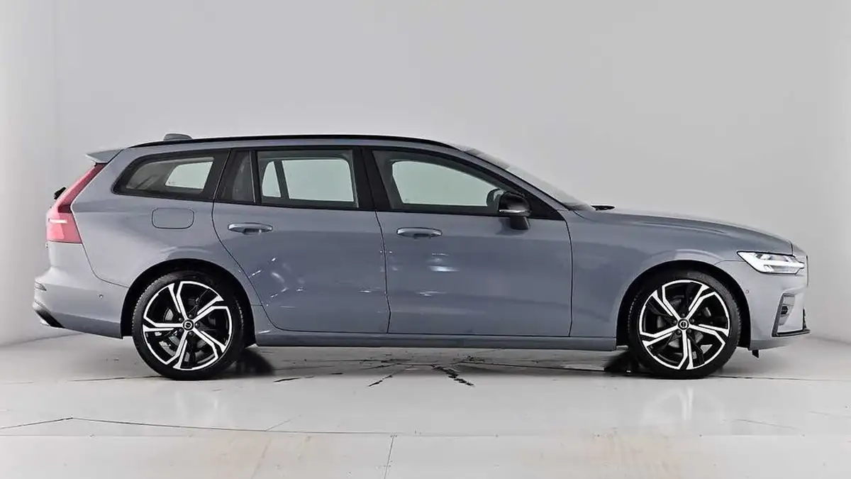 2023-volvo-v60-20-b3-plus-station-wagon-big-2