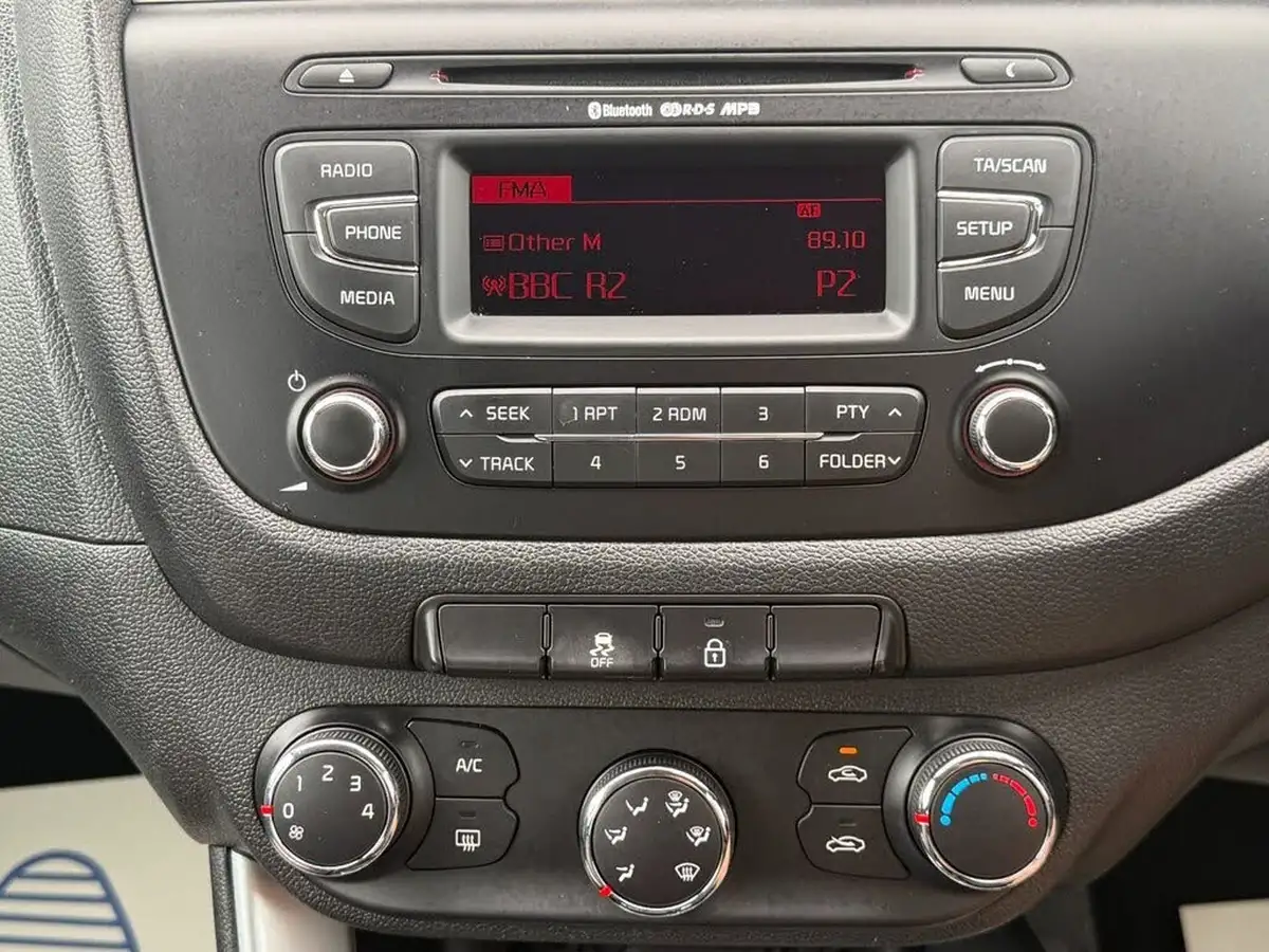 2015-kia-ceed-16crdi-2-hatchback-auto-big-21