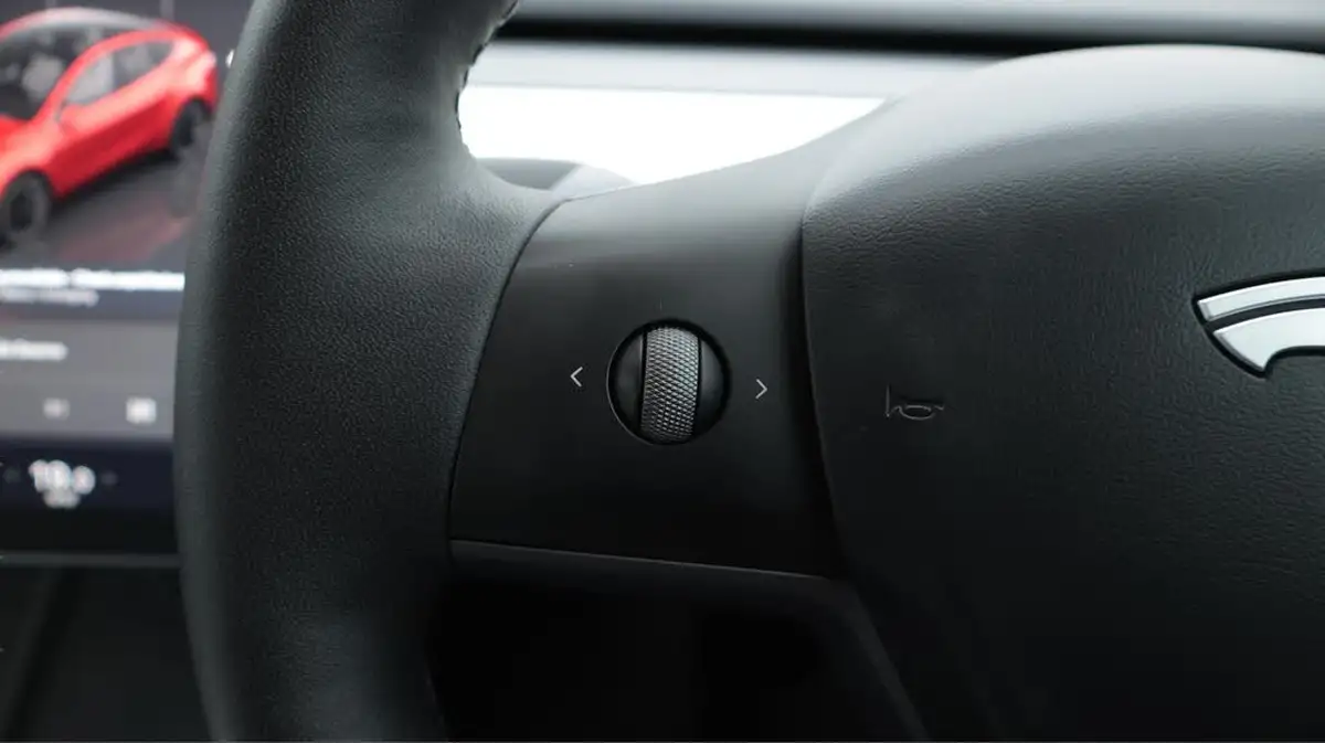 2022-tesla-model-y-e-long-range-big-23