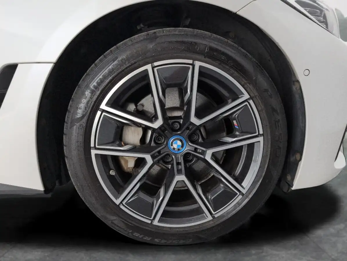 2022-bmw-i4-e-edrive40-m-sport-big-35