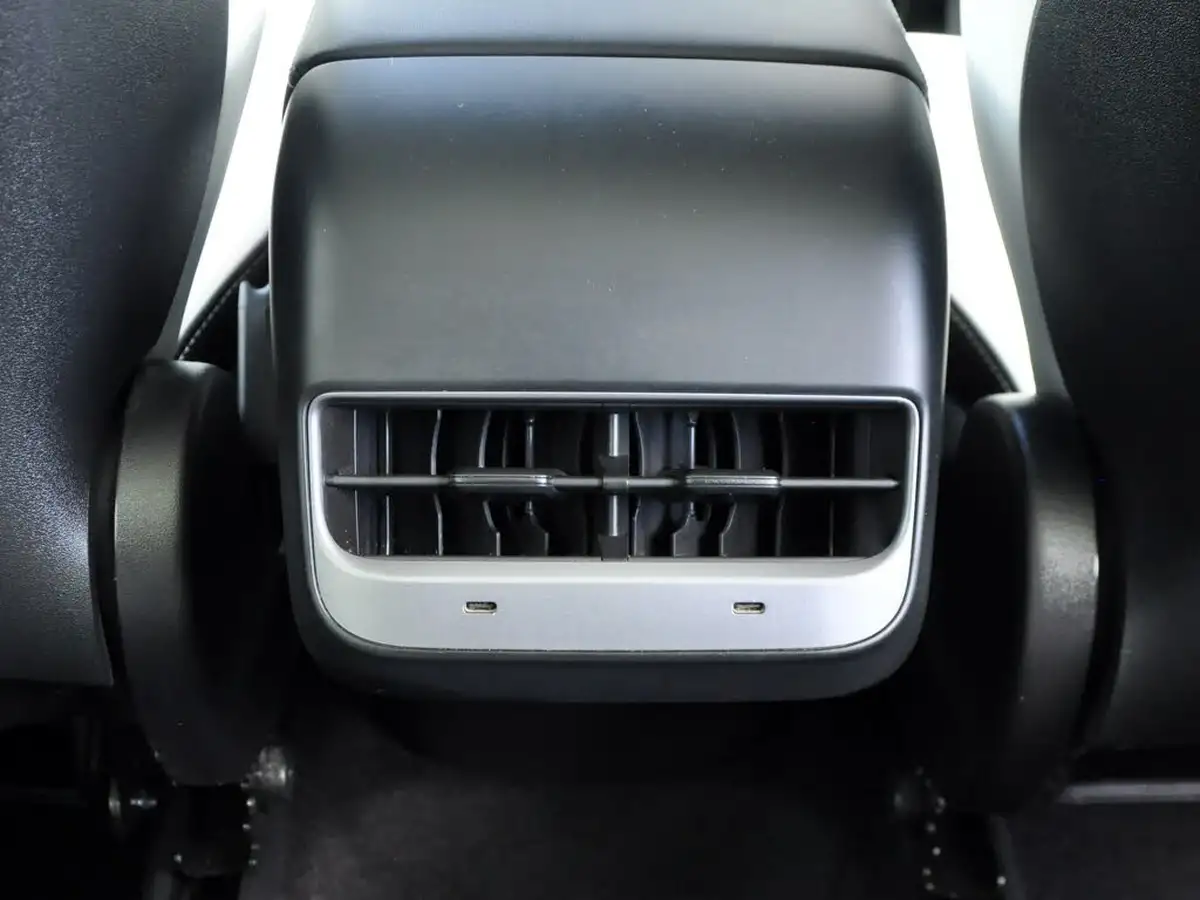 2022-tesla-model-y-e-long-range-big-54