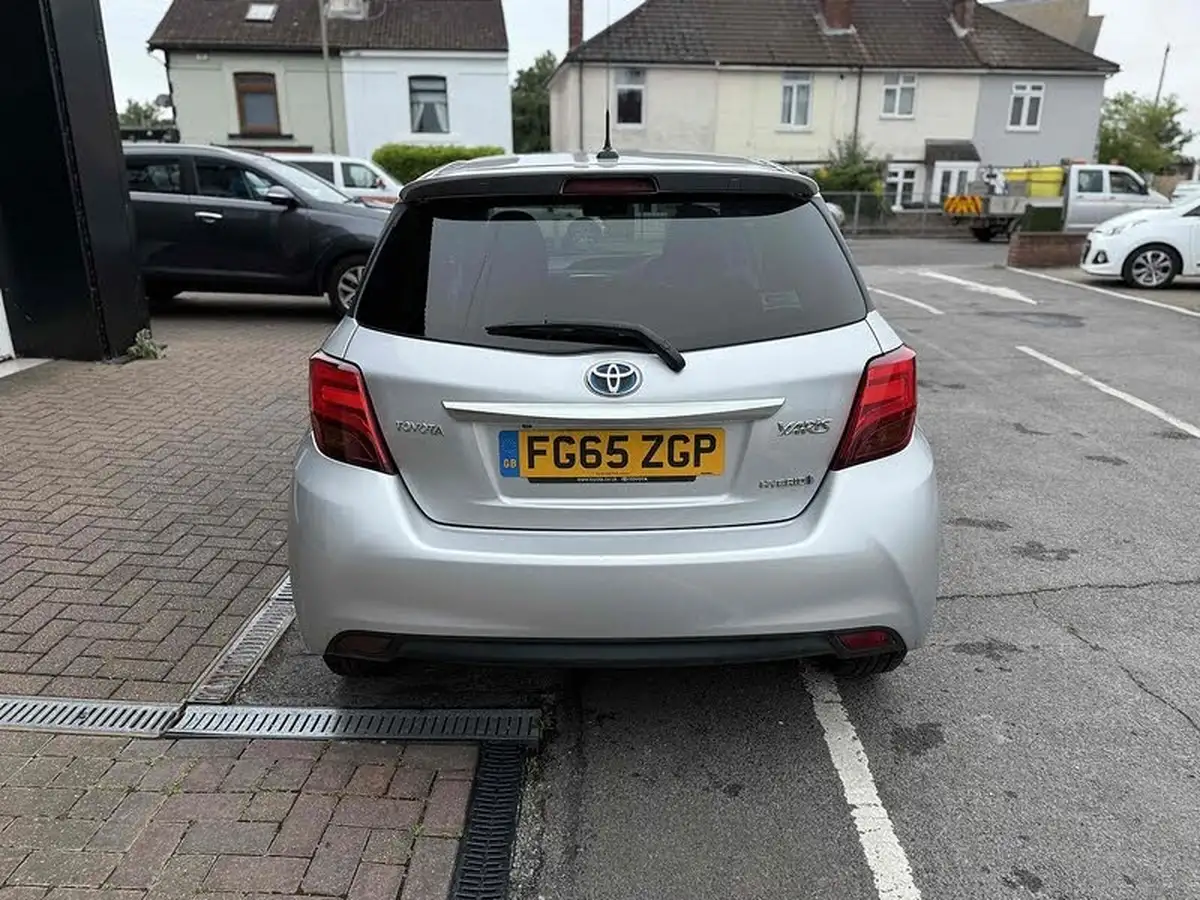 2015-toyota-yaris-15-vvt-i-sport-hybrid-big-5
