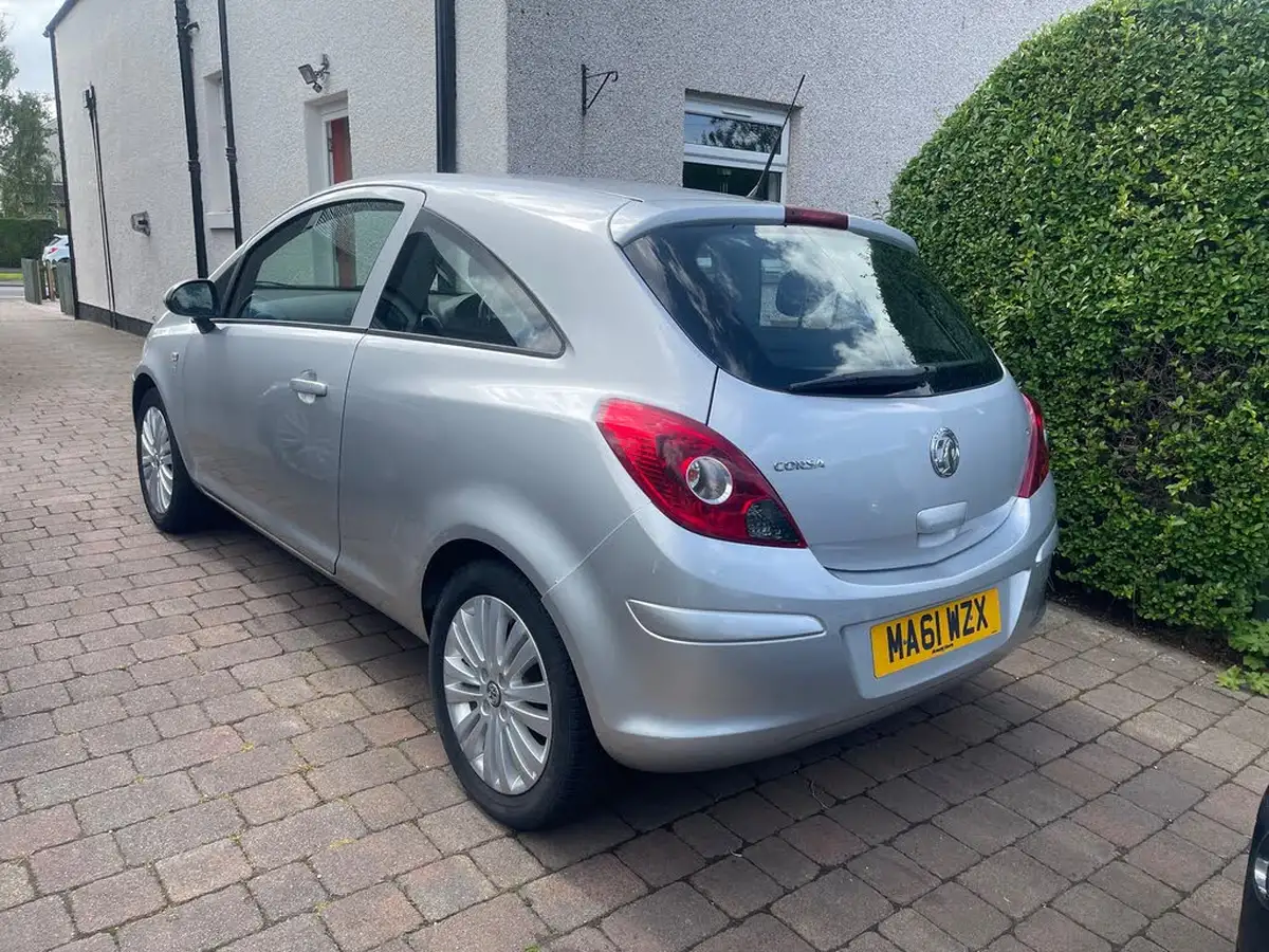 2011-vauxhall-corsa-12-excite-3d-big-2