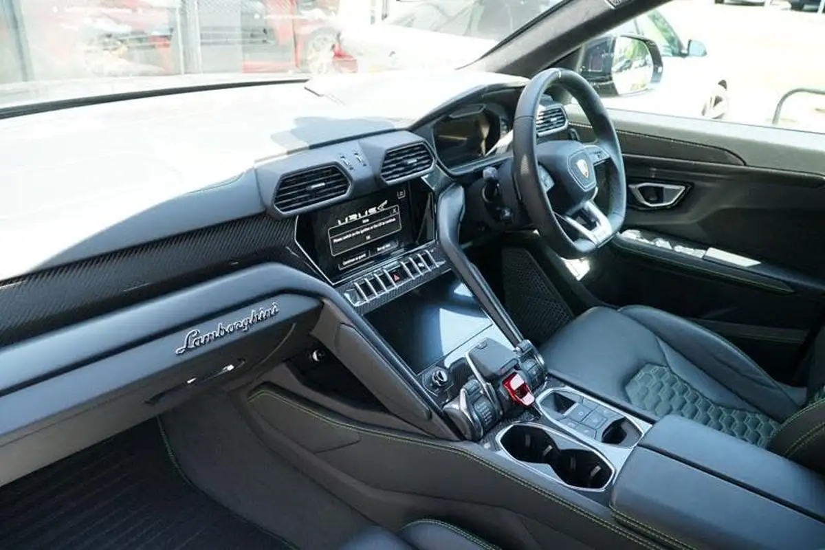 2023-lamborghini-urus-40-no-trim-big-15