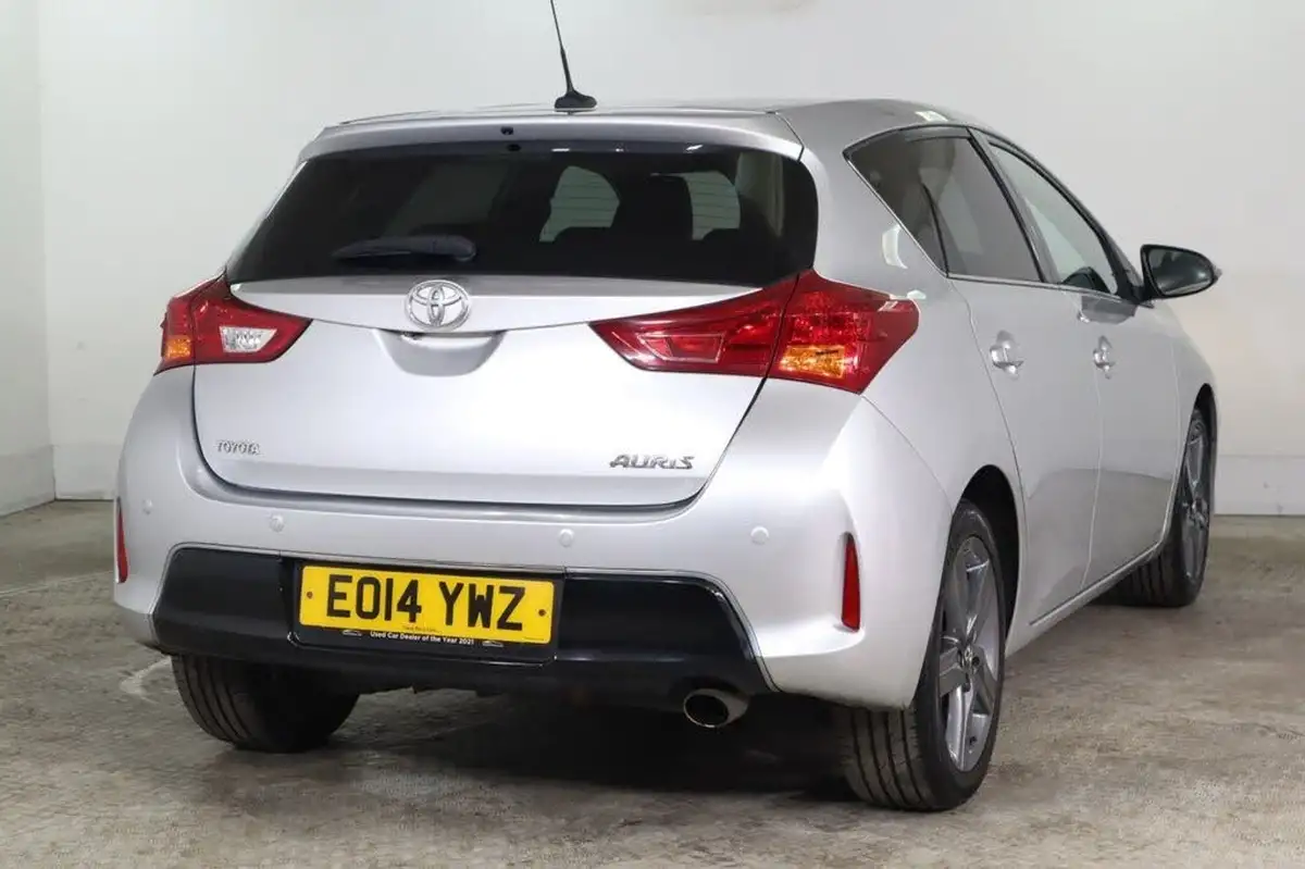 2014-toyota-auris-16-excel-hatchback-multidrive-s-big-3