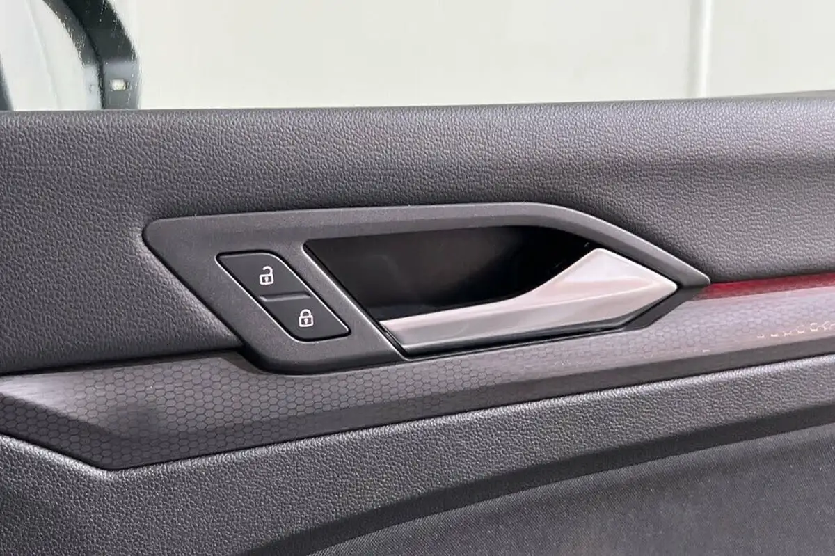 2021-volkswagen-golf-20tdi-gtd-big-37