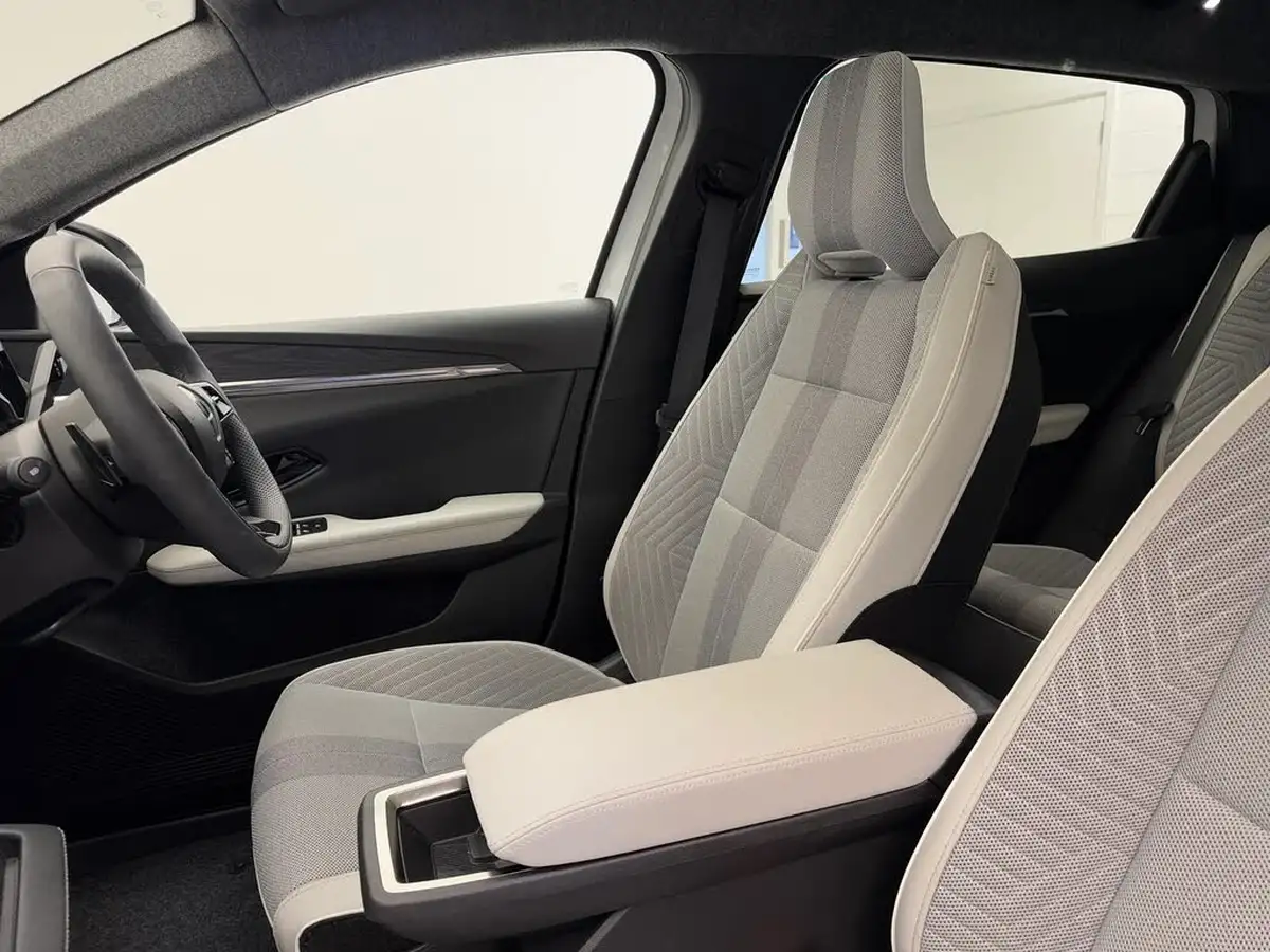 2024-renault-scenic-e-tech-e-iconic-big-24
