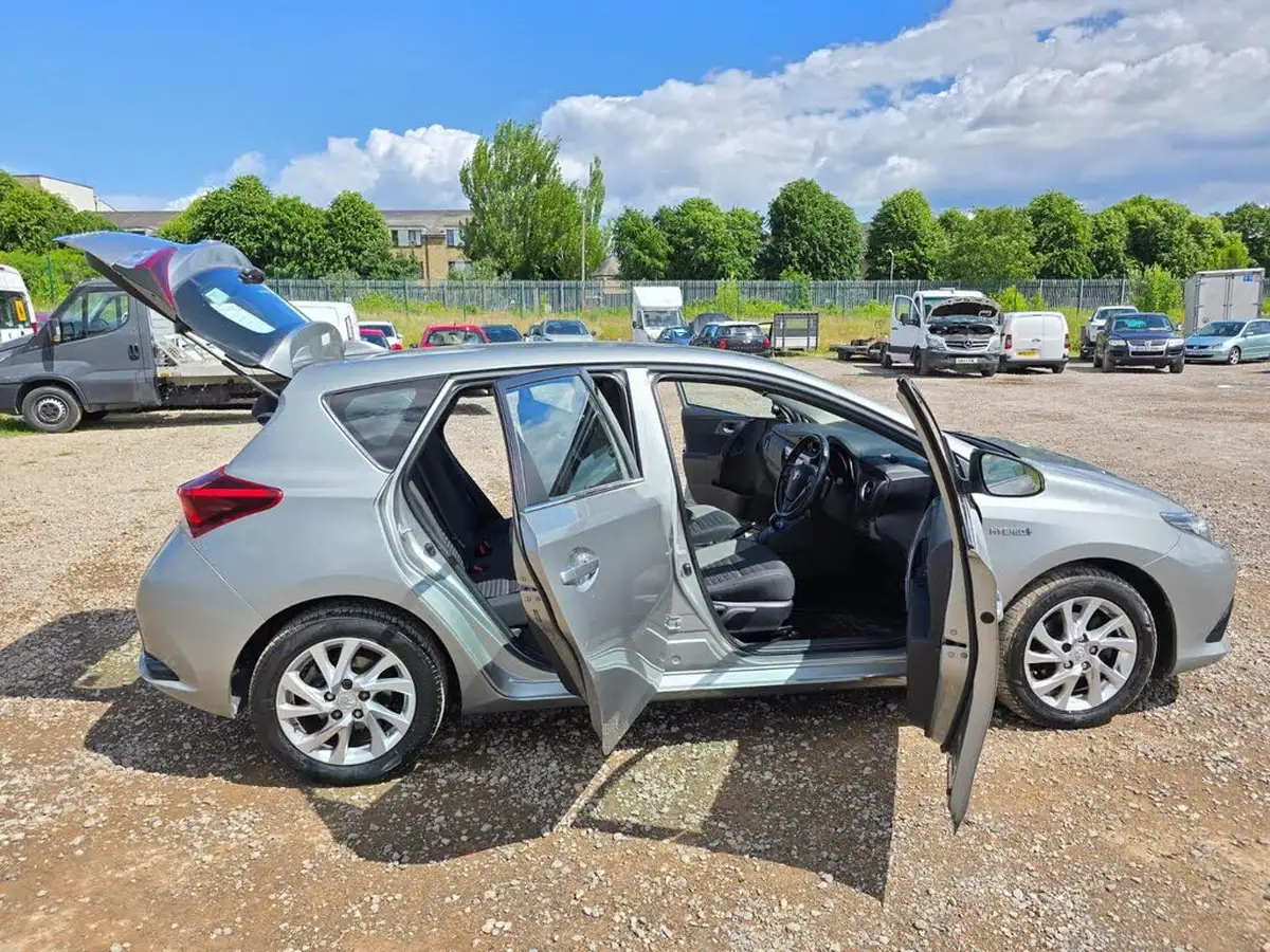 2016-toyota-auris-18-vvt-i-hsd-icon-hatchback-big-14