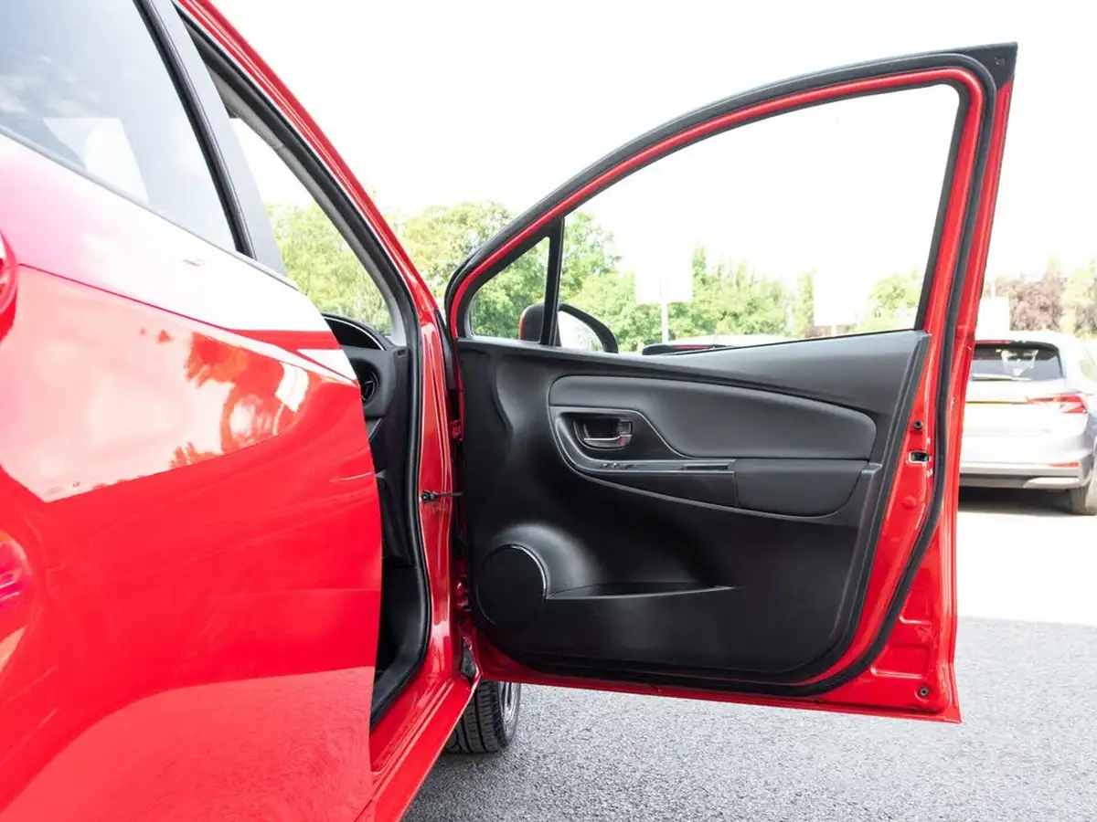 2017-toyota-yaris-15-vvt-i-design-panoramic-roof-1497cc-big-13
