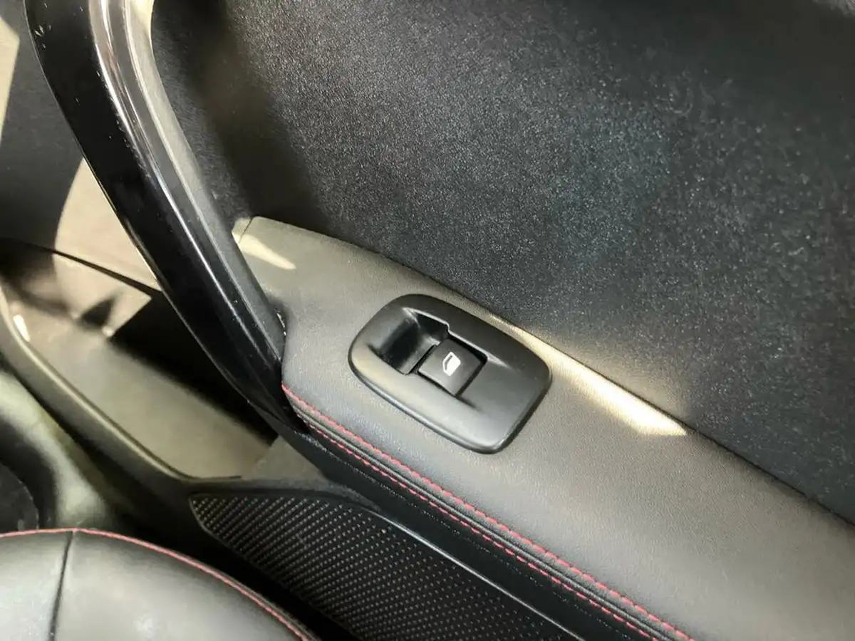 2018-peugeot-208-12-puretech-gt-line-eat6-big-47