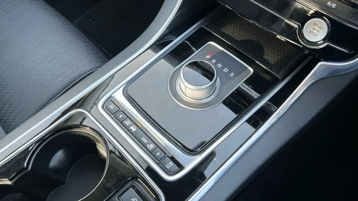 2015-jaguar-xe-20td-portfolio-180ps-auto-big-12