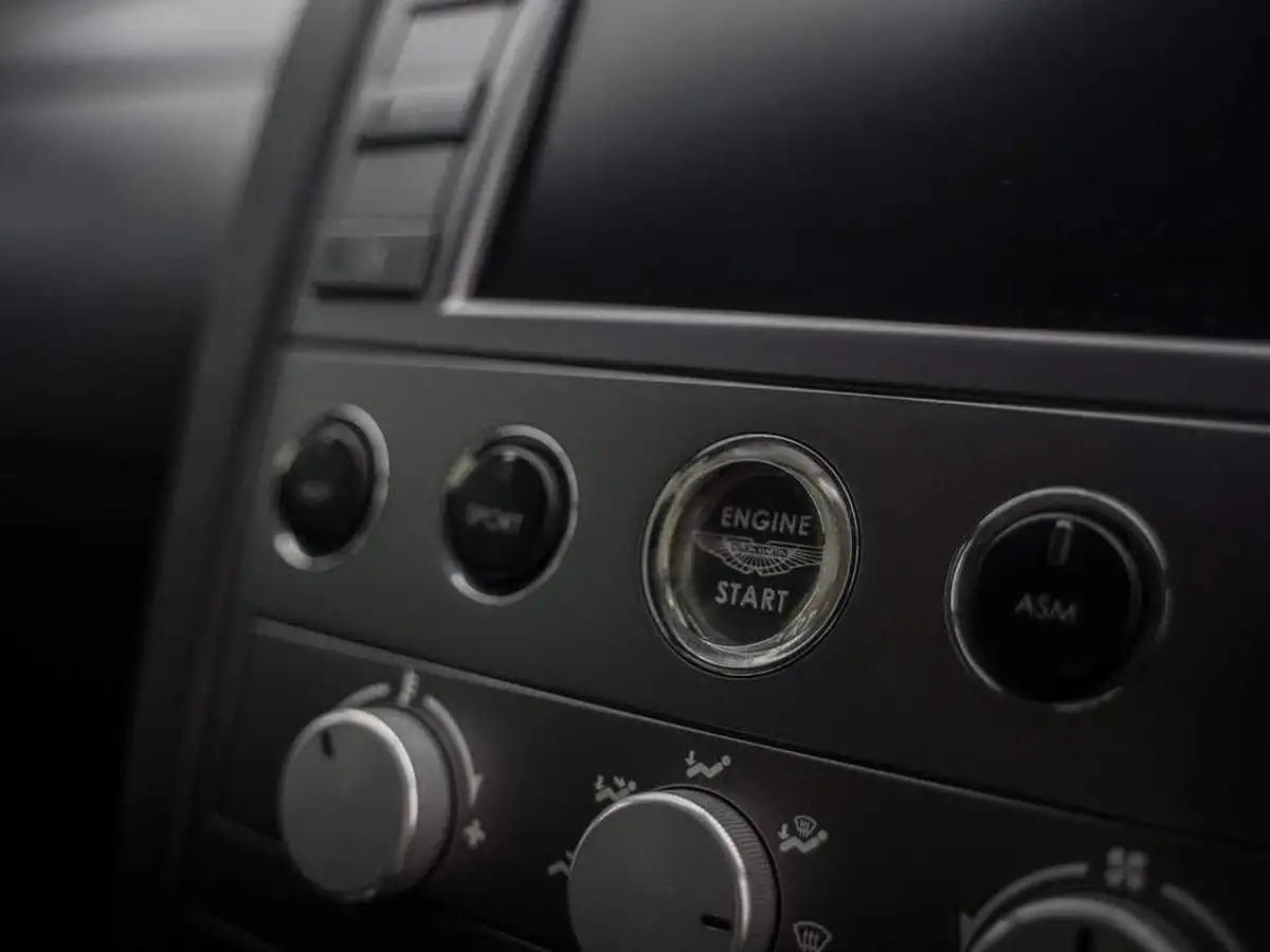 2006-aston-martin-vanquish-59-big-17