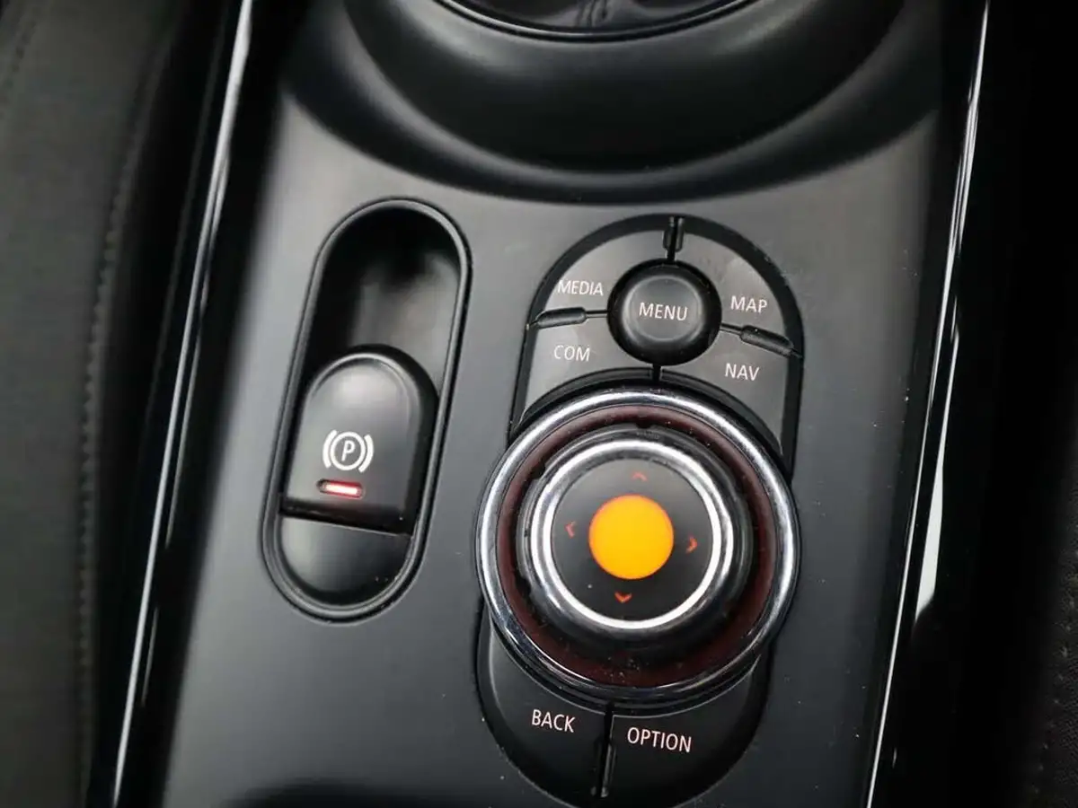 2018-mini-clubman-15-cooper-ss-big-18