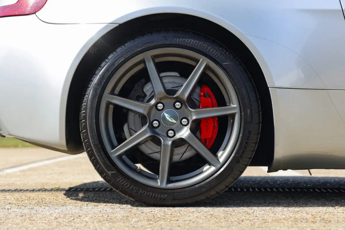 2009-aston-martin-vantage-43-convertible-sportshift-big-79