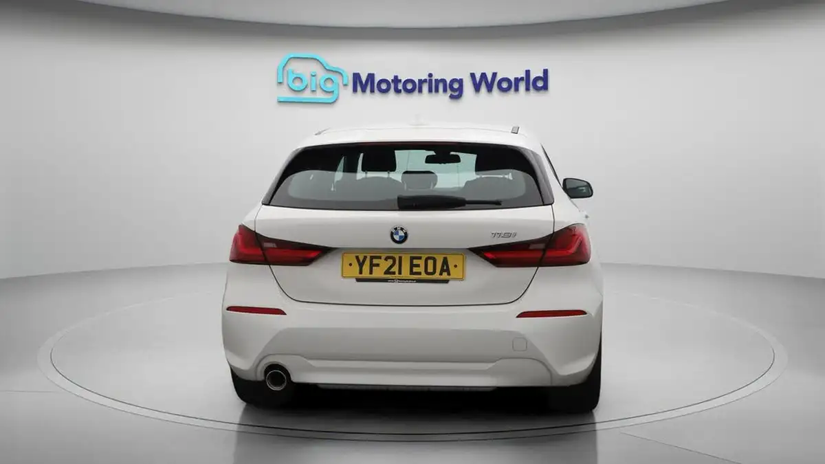 2021-bmw-1-series-15-118i-se-lcp-dct-big-6