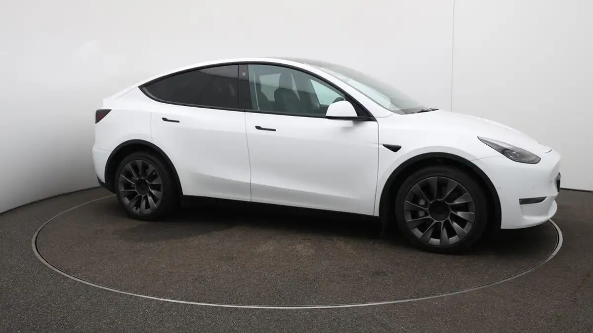 2022-tesla-model-y-e-long-range-big-45