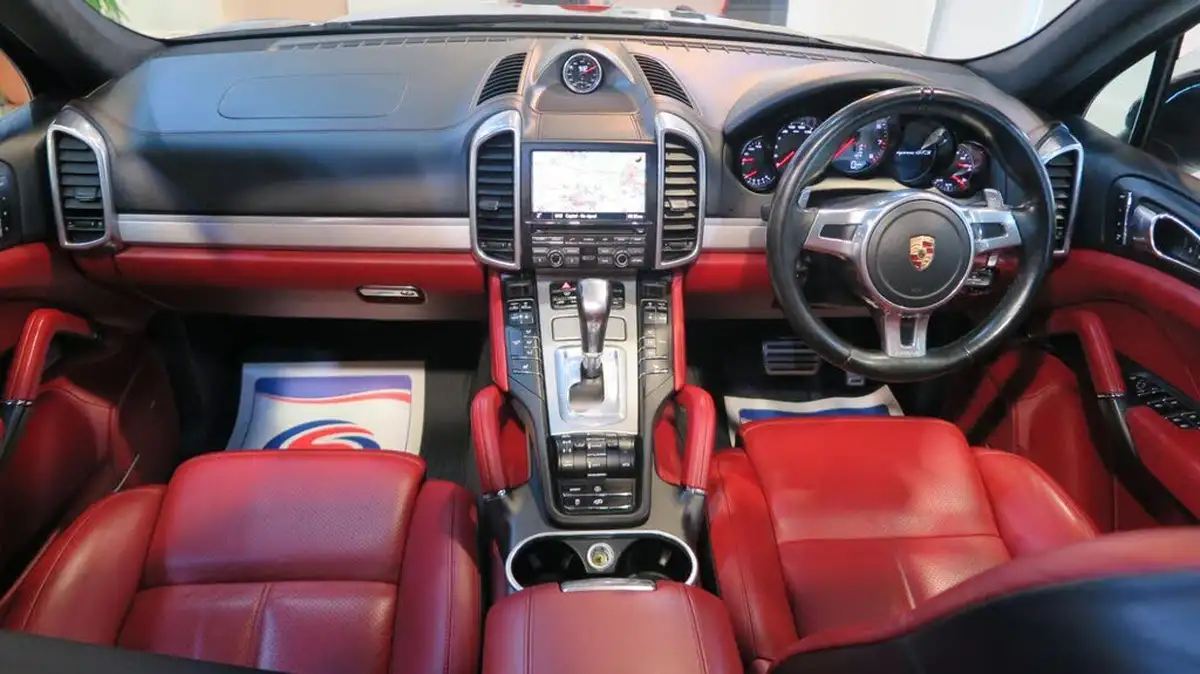 2014-porsche-cayenne-48-gts-big-35